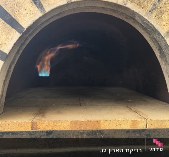 תנור אבן עם להבה בפנים